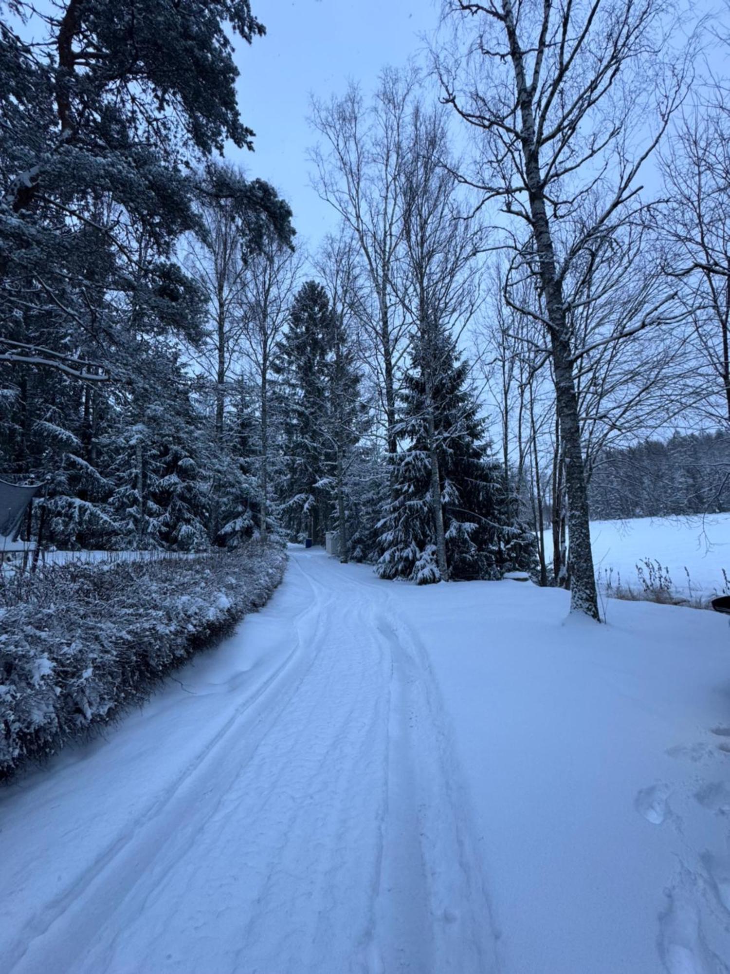Mysig Stuga I Naevesta Örebro Kültér fotó